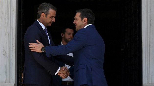 Nov zvolen eck premir Kyriakos Mitsotakis si tese rukou s odchzejcm premirem Alexisem Tsiprasem po setkn v athnsk Maximos Mansion (8.7.2019)
Newly-appointed Greek Prime Minister Kyriakos Mitsotakis shakes hands with outgoing Prime Minister Alexis Tsipras after their meeting at the Maximos Mansion in Athens, Greece July 8, 2019. REUTERS/Costas Baltas