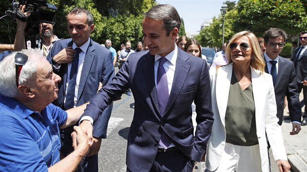 Nov zvolen eck premir Kyriakos Mitsotakis si tese rukou s voliem (8.7.2019)