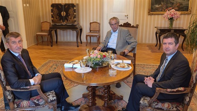 Prezident Milo Zeman se v Lnech seel s premirem Andrejem Babiem a pedsedou SSD Janem Hamkem k jednn o odvoln ministra kultury Antonna Staka a k osudu vldy.