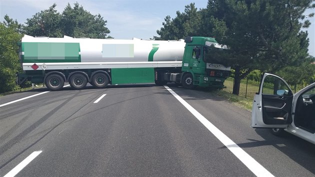 Zahranin kamion mezi Hodonnem a Beclav narazil do aut stojcch v kolon a zablokoval silnici I/55.