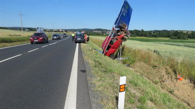 Auto tiadvacetilet idiky skonilo na dlkov nvsti.