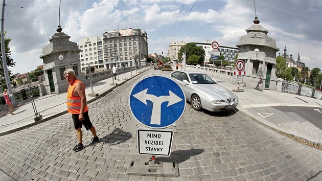 V prvn przdninov den zaala oprava povrchu Wilsonova mostu na Americk td v Plzni.