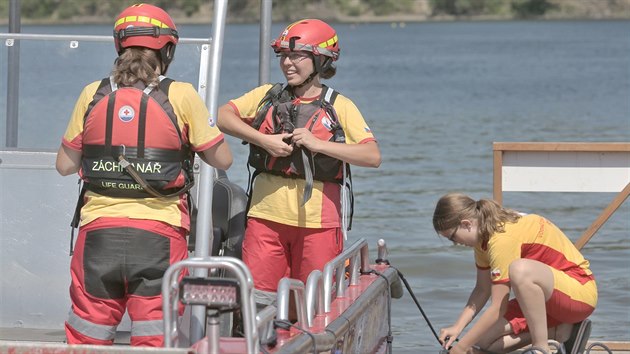 Členové vodní záchranné služby na hracholuské přehradě provádějí pravidelné hlídkové plavby.