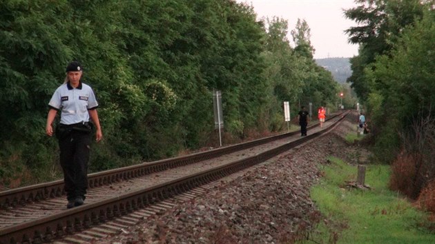 Motorov osobn vlaku najel do kamen na trati na rovni ulice V Nklch v praskch Hodkovikch. (2. ervence 2019)