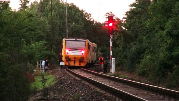 Motorov osobn vlak najel do kamen na trati na rovni ulice V Nklch v praskch Hodkovikch. (2. ervence 2019)