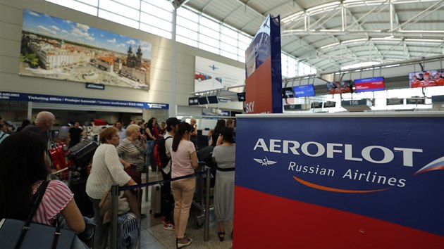 Klienti ruskho Aeroflotu ekaj na odbaven na ruzyskm letiti. (2. 7. 2019)