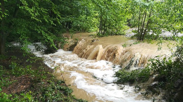Voda petk hrz rybnka v Bohuslavicch na Prostjovsku kvli pvalu vody pi prudk boui. (1. ervence 2019)