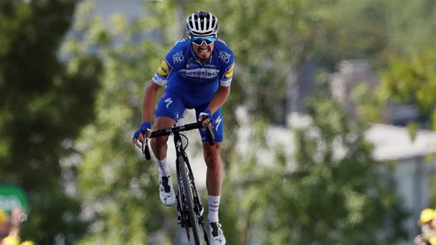 ZA TRIUMFEM I LUTM DRESEM. Julien Alaphilippe triumfoval ve tet etap Tour.