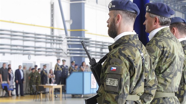 Slavnostn uveden do funkce novho velitele vrtulnkov zkladny v Nmti nad Oslavou Rudolfa Straky.