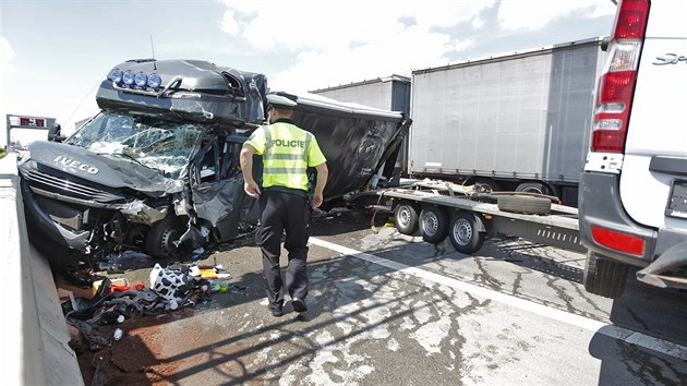 Nehoda několika nákladních aut a dodávek se stala na 139,5. kilometru dálnice D1 ve směru na Brno, v koloně před zúžením nedaleko Velkého Meziříčí. (2. 7. 2019)