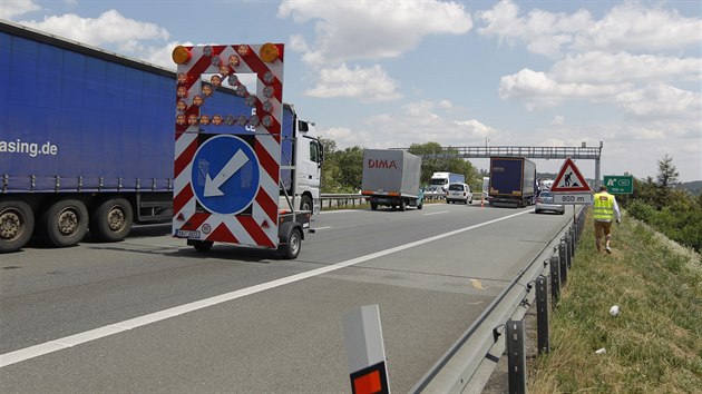 Nehoda několika nákladních aut a dodávek se stala na 139,5. kilometru dálnice D1 ve směru na Brno, v koloně před zúžením nedaleko Velkého Meziříčí. (2. 7. 2019)