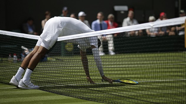 Nick Kyrgios v prvnm kole Wimbledonu.