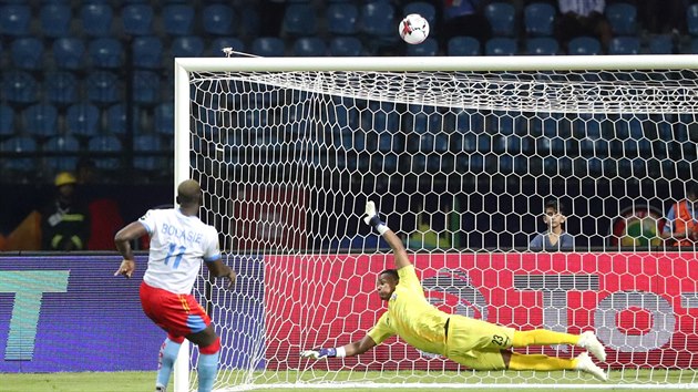 Yannick Bolasie z Konga zahazuje penaltu v osmifinle africkho ampiontu proti Madagaskaru.