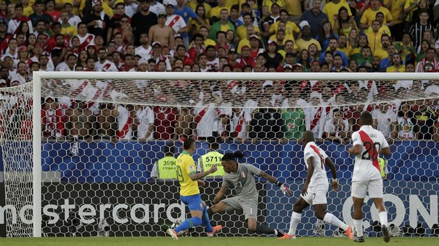 Brazilec Everton  skruje ve finle jihoamerickho ampiontu proti Peru.
