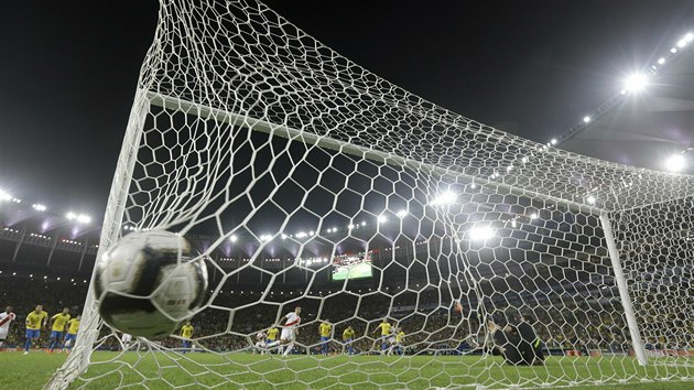 Paolo Guerrero z Peru promuje pokutov kop ve finle jihoamerickho ampiontu proti Brazlii.