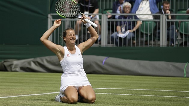 Barbora Strcov slav vtzstv v osmifinle Wimbledonu.