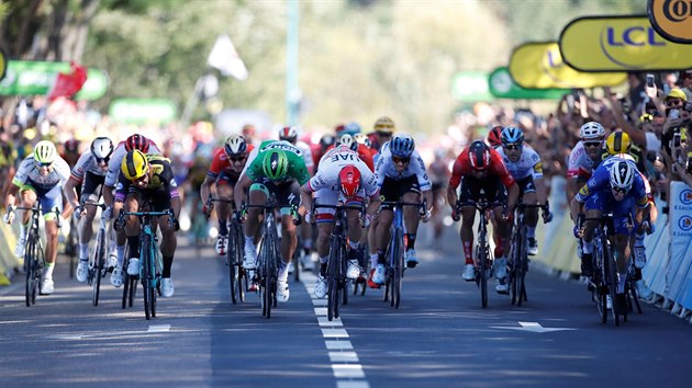 Dramatick fini tvrt etapy Tour de France. Pro vtzstv si jede Elia Viviani (vpravo).
