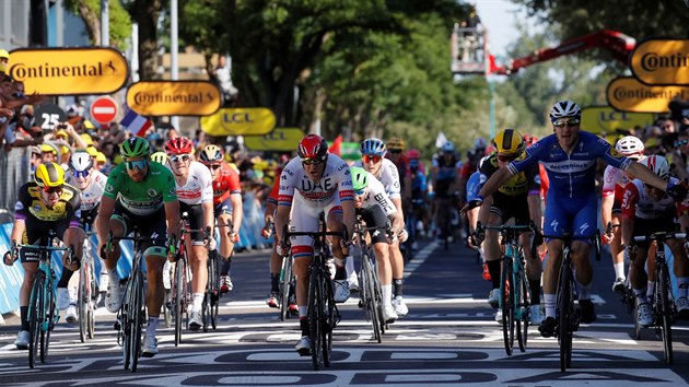Dramatický finiš čtvrté etapy Tour de France. Pro vítězství si jede Elia Viviani (vpravo).