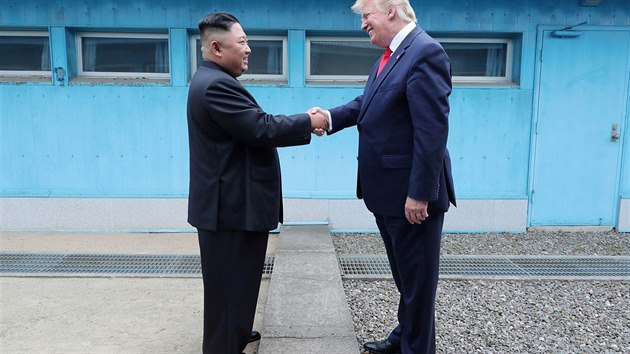 Americk prezident Donald Trump si pots rukou se severokorejskm vdcem Kim ong-unem na hranin e mezi obma Korejemi na pechodu Pchanmundom. (30. ervna 2019)