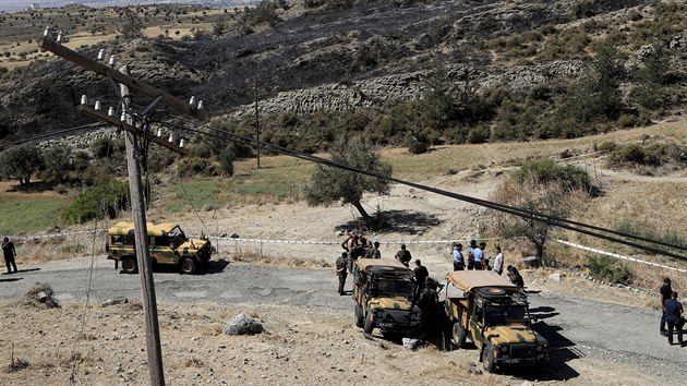 Turet vojci zkoumaj v Severnm Kypru msto dopadu syrsk rakety rusk vroby. (1. ervence 2019)