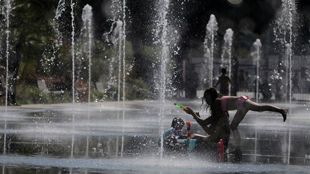 Dti si hraj s vodou v jihofrancouzskm Nice (27. ervna 2019)