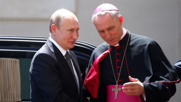 Ruskho prezidenta Vladimira Putina (vlevo) pivtal ve Vatiknu arcibiskup Georg Ganswein. (4. ervence 2019)