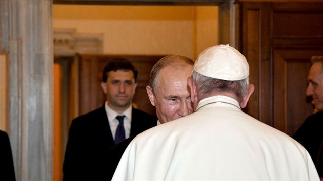 Pape Frantiek pijal ve Vatiknu ruskho prezidenta Vladimira Putina. (4. 7. 2019)