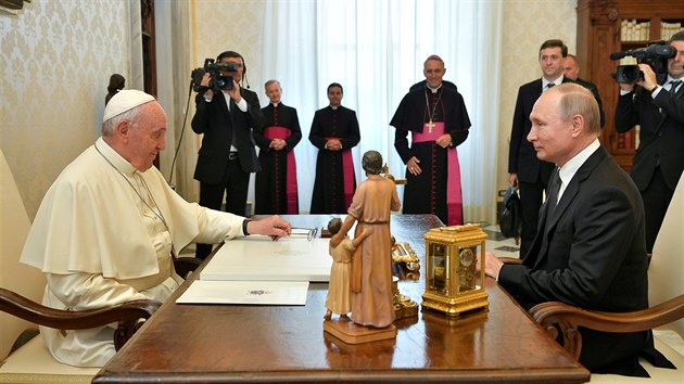 Pape Frantiek pijal ve Vatiknu ruskho prezidenta Vladimira Putina. (4. 7. 2019)