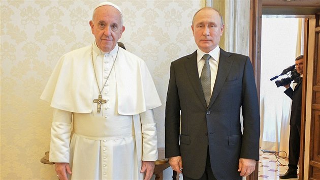 Pape Frantiek pijal ve Vatiknu ruskho prezidenta Vladimira Putina. (4. ervence 2019)
