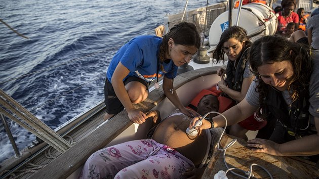 Na palub lodi Alex, kter m s migranty na evropsk pobe (4. ervence 2019)
