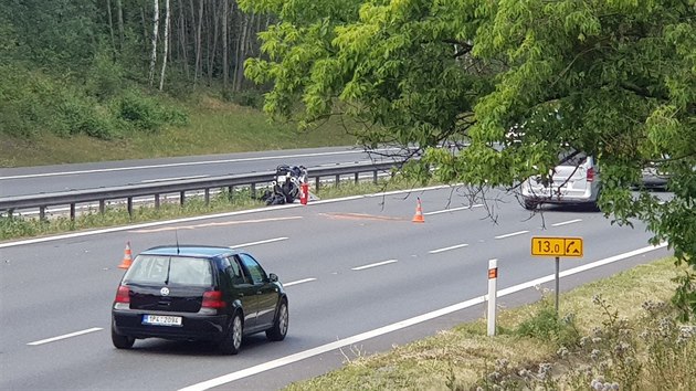 Motorka po nehod na dlnici D5, kter u Berouna vytvoila kolonu. (6. 7. 2019)