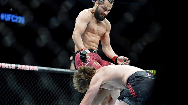 Americk zpank MMA Jorge Masvidal (nahoe) trefuje Bena Askrena do hlavy kolenem a vyhrv zpas v UFC.