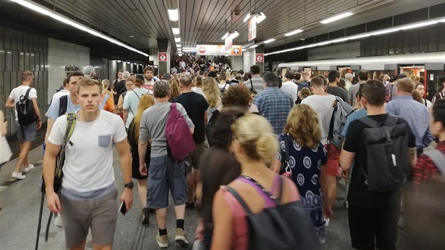 Lid� v prvn� v�edn� den v�luky 1. �ervence 2019 zcela zaplnili stanici Pra�sk�ho povst�n�. (1. 7. 2019)