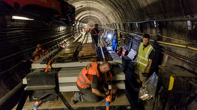 Na trase metra C mezi Kačerovem a Pražského povstání se v těchto dnech mění kolejové pražce. Oprava první den způsobila komplikace v dopravě (2. 7. 2019)
