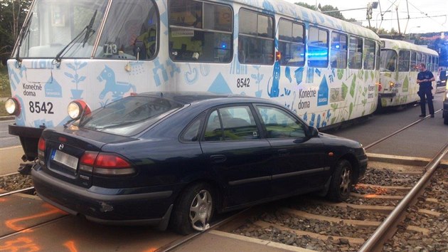 Nehoda tramvaje s osobnm autem v Hostivai. (3. 7. 2019)