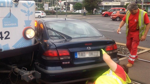 Nehoda tramvaje s osobnm autem v Hostivai. (3. 7. 2019)