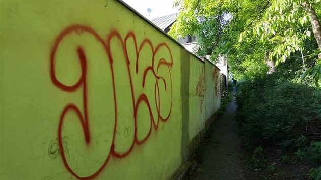 Nedvn vandalismus na zdi v eporyjch. Po pachatelch ptr policie, ale i starosta Pavel Novotn.
