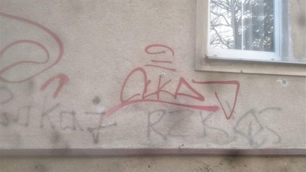 Graffiti na zdi sokolovny, pachatel byli chyceni pi inu.