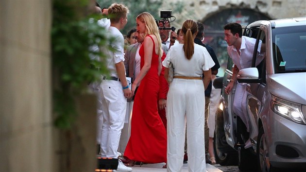 Sophie Turnerov pijd do hotelu La Mirande ve francouzskm Avignonu, kde se konala veern pedsvatebn prty. Host dodreli pedepsan dress code a oblkli se do bl, Turnerov a Jonas zvolili ervenou (28. ervna 2019).