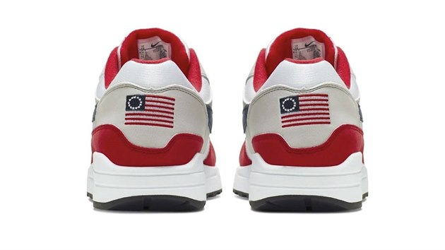 dajn rasistick boty s pvodn vlajkou USA, kter Nike po kritice Colina Kaepernicka sthl