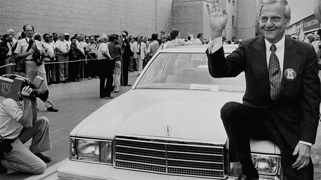 Lee Iacocca pzuje u vozu Chrysler Aries zprojektu K-car, jen zachrnil koncern Chrysler ped bankrotem.