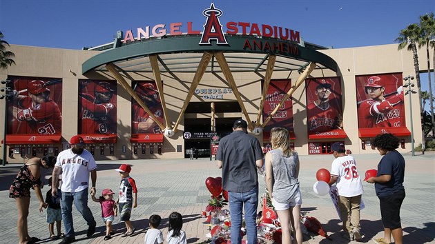 Fandov Los Angeles Angels si ped stadionem pipomnaj Tylera Skaggse.
