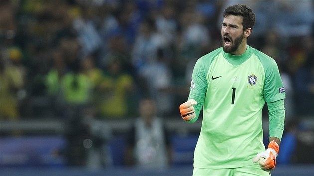 Brazilsk glman Alisson Becker se raduje.