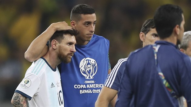 Argentinsk kapitn Lionel Messi trofej nezvedne, spoluhr ho utuj.