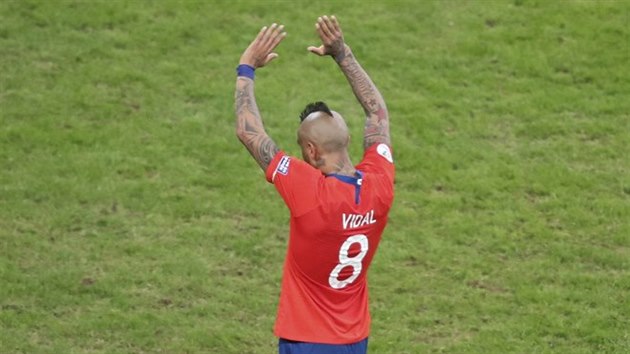 Arturo Vidal z Chile zdrav fanouky.