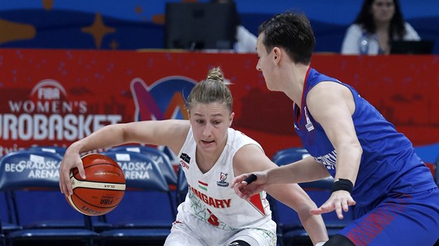Maarsk basketbalistka Krisztina Raksnyiov (vlevo) se dere kolem Chantelle Handyov z Velk Britnie.