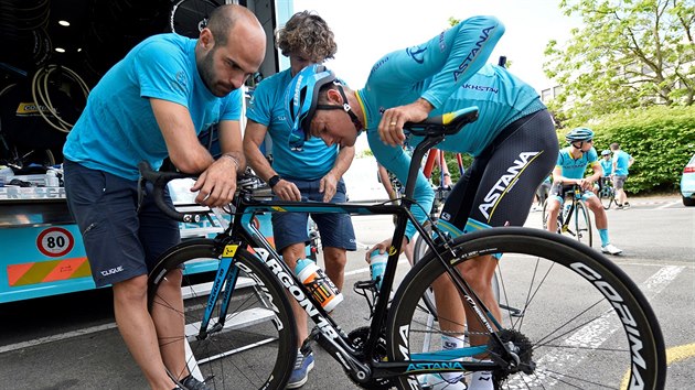 Jakob Fuglsang ze stje Astana si upravuje kolo pi trninku na Tour.