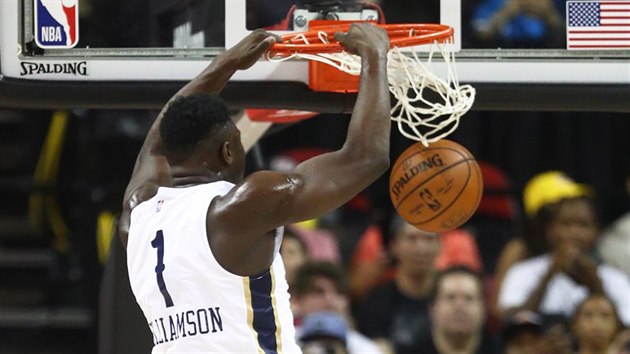 Zion Williamson z New Orleans smeuje do koe New Yorku.