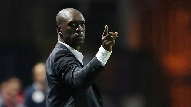 Clarence Seedorf diriguje kamerunskou hru.