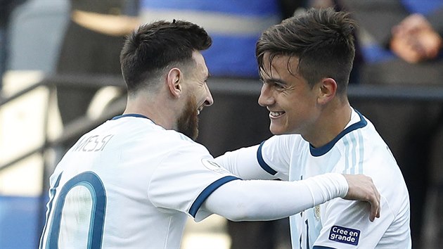 Paulo Dybala (vpravo) a Lionel Messi se raduj z argentinskho glu.